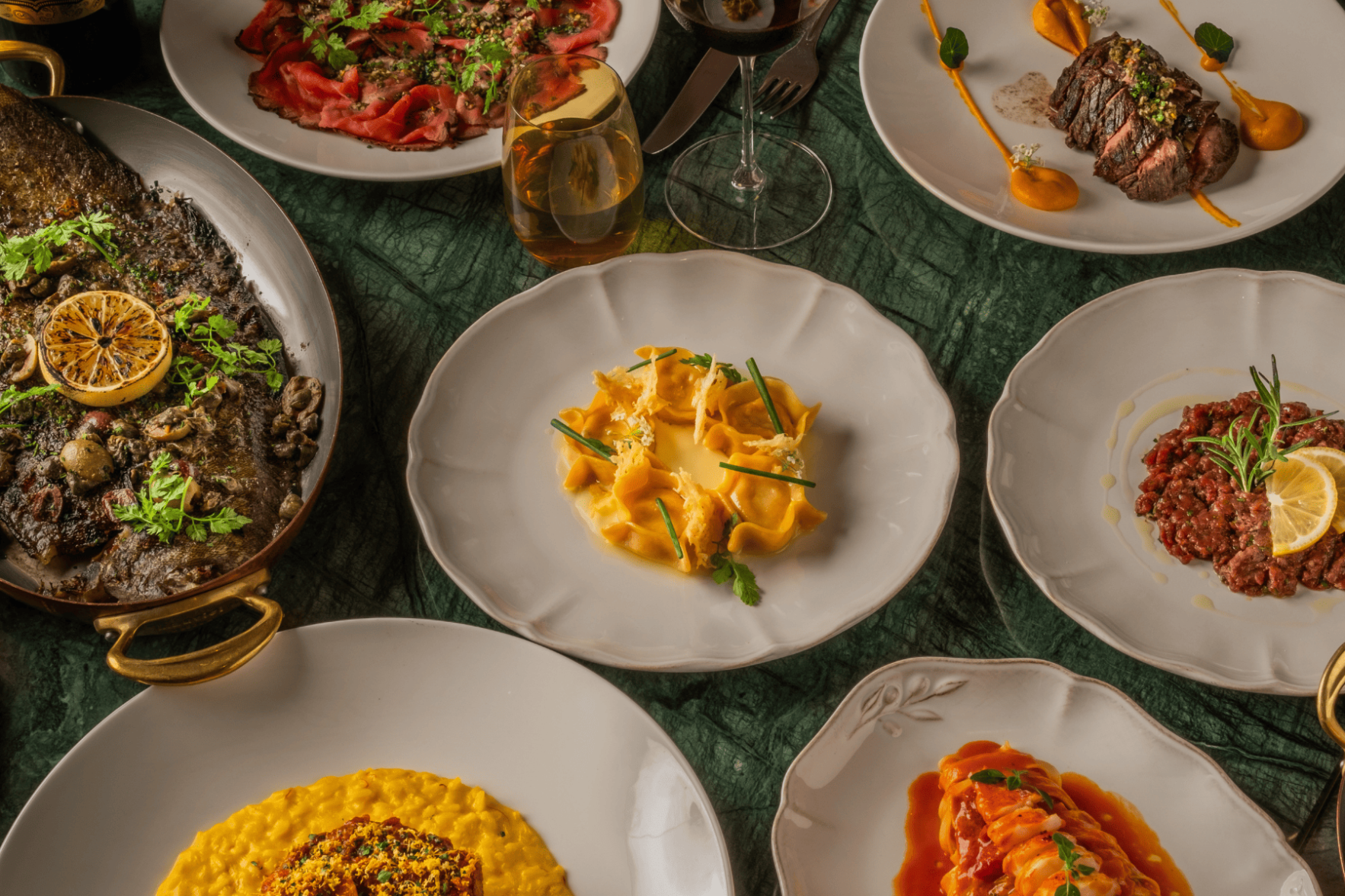 plats italiens sur une table