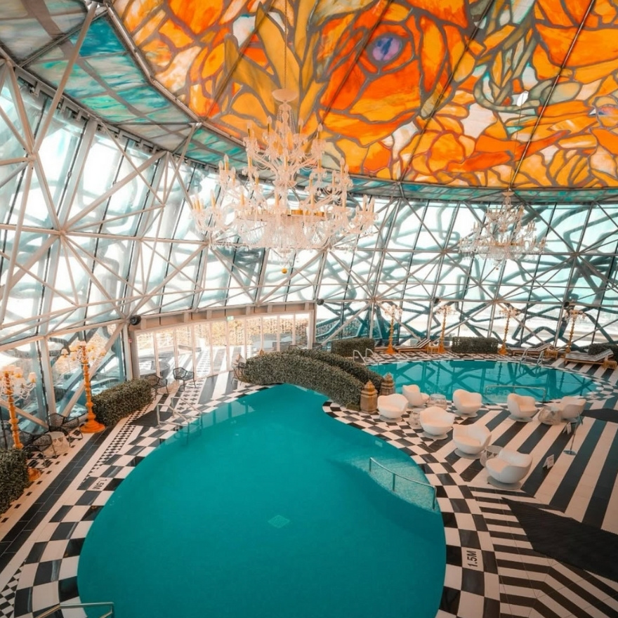 Grande piscine intérieure avec toit en mosaïque de verre teinté