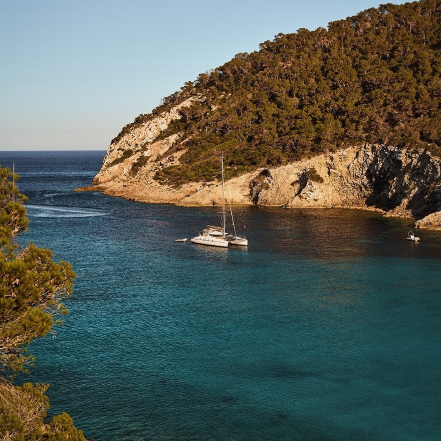 Mer bleue avec un petit bateau à voile
