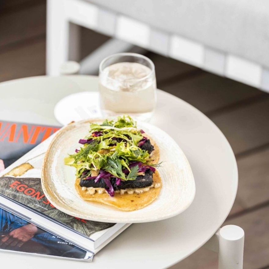 Deux tacos dans une assiette