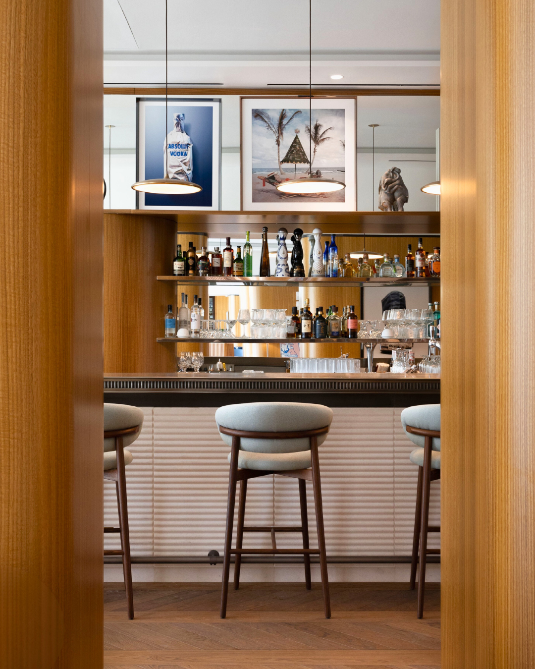 Treat yourself to a unique sensory experience in the heart of Cannes, where the art of perfume meets that of the cocktail.The Perfumer & Cocktail Workshop invites you on a refined journey through the senses: create your signature perfume at Fragonard Cannes, then compose your own cocktail inspired by your creation at Mr. Nakamoto Bar.