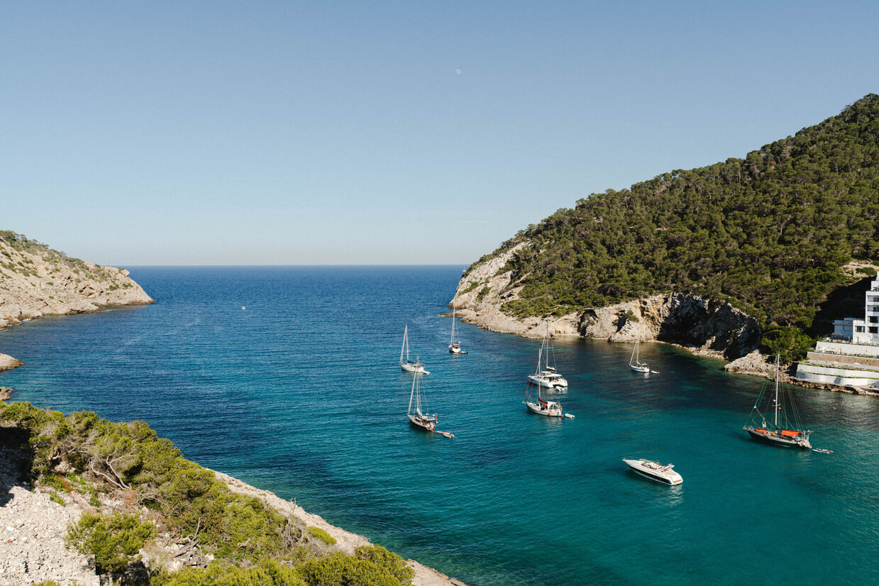 VistasIbiza Mondrian Ibiza a las aguas turquesas y cristalinas del mar Mediterráneo, en la playa de Cala Llonga